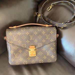 LV POCHETTE METIS bag